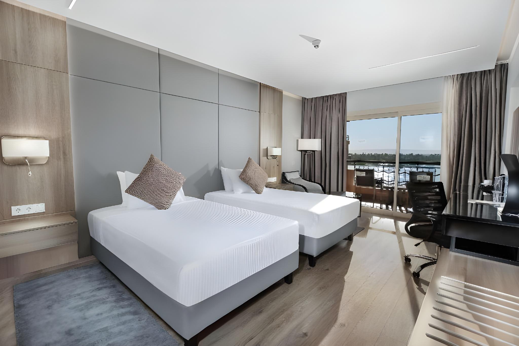 Executive, Twin Beds, Lateral Side Nile View