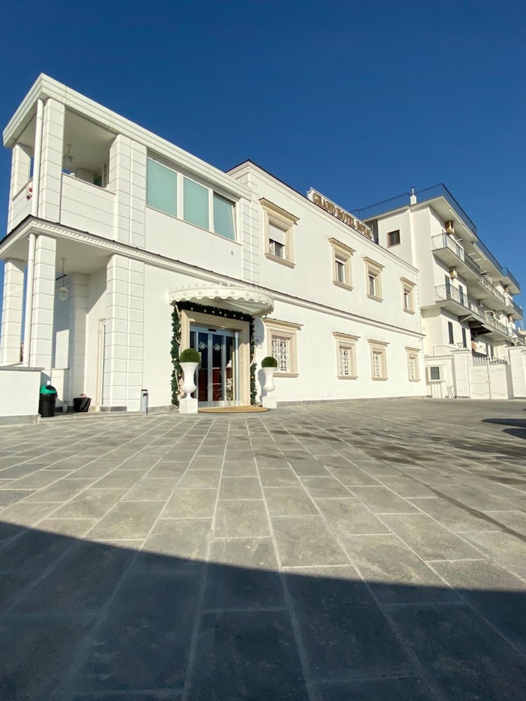 Grand Hotel Royal 37/48