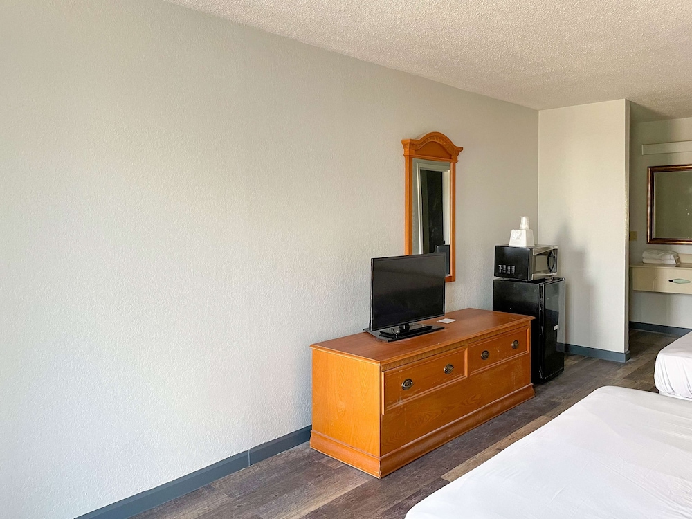 Motel6 Marianna, FL 32/60