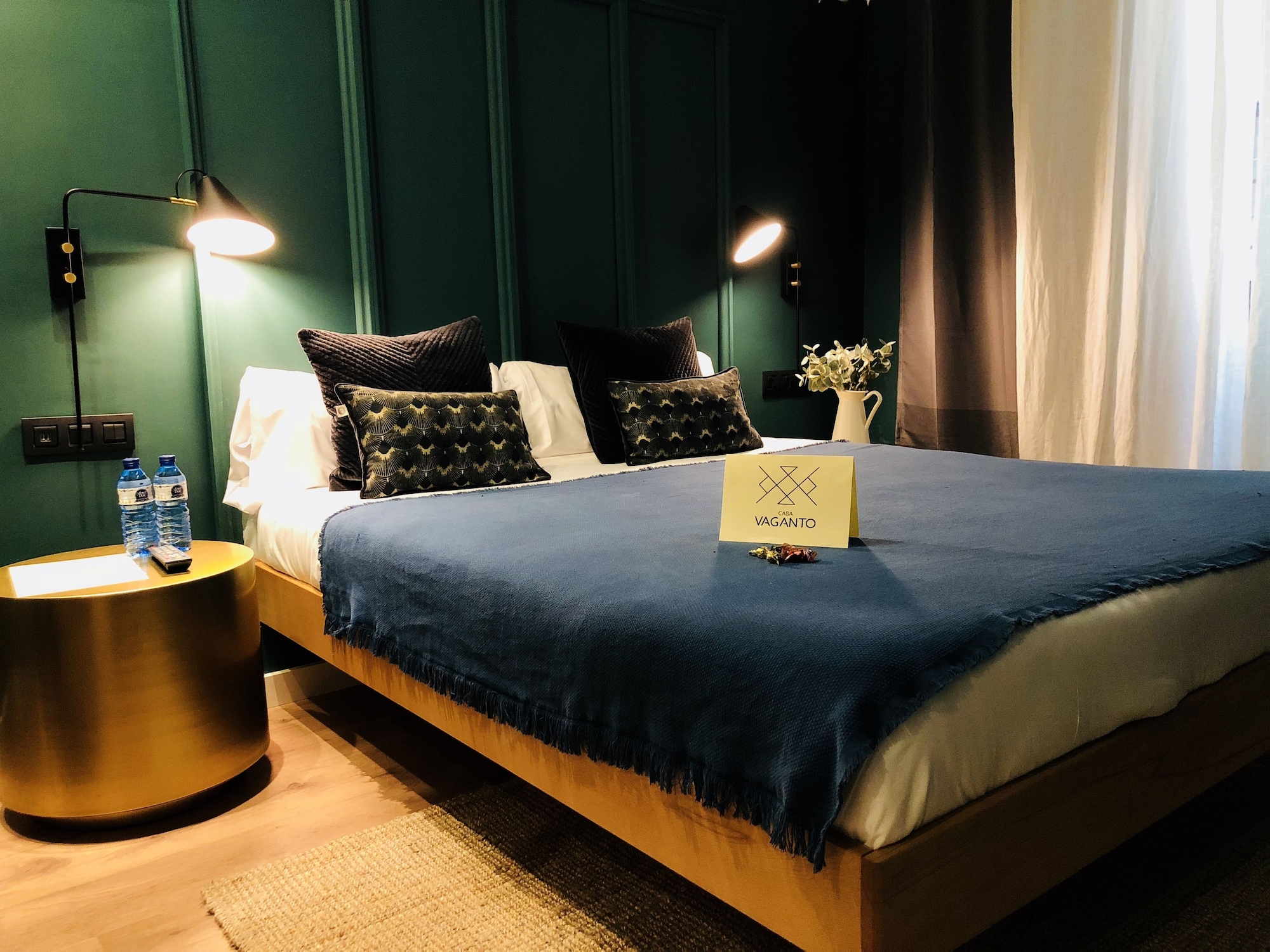 STANDARD, QUEEN BED