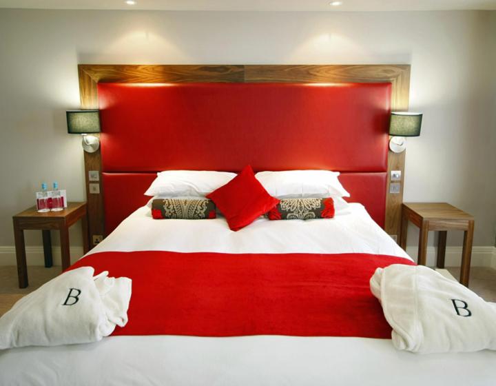 DELUXE, DOUBLE OR TWIN BED
