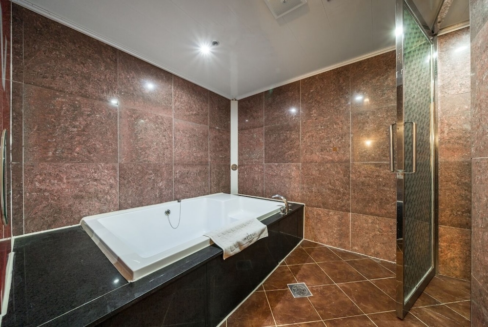 V Hotel 33/50