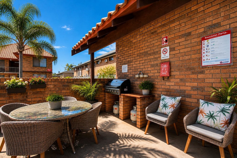 ROYAL PALMS MOTOR INN 54/76