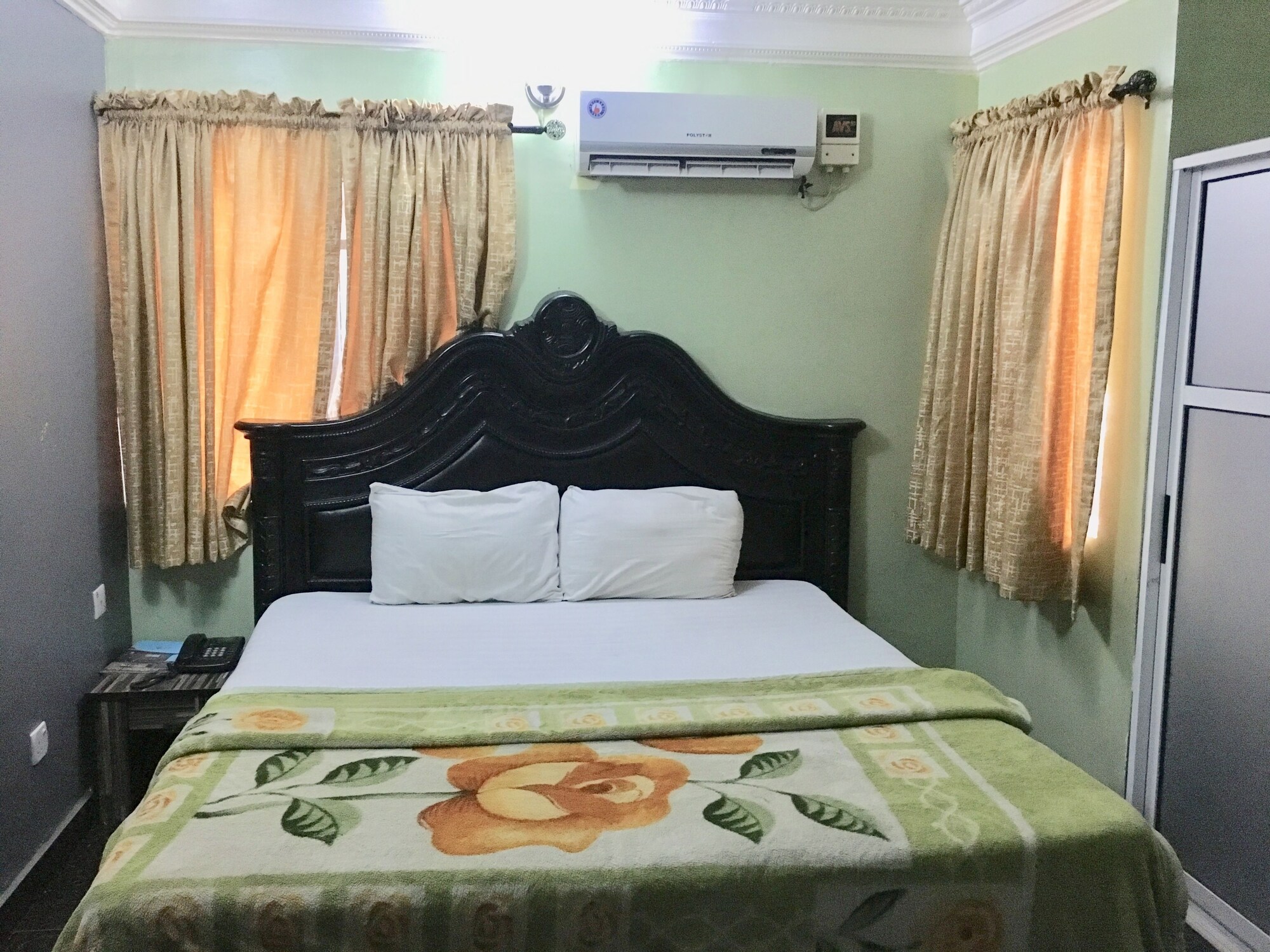 STANDARD, QUEEN BED