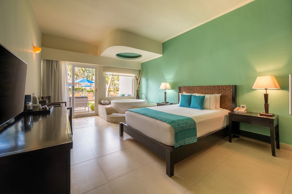 Premium, Single, 2 Double Beds, Pool View