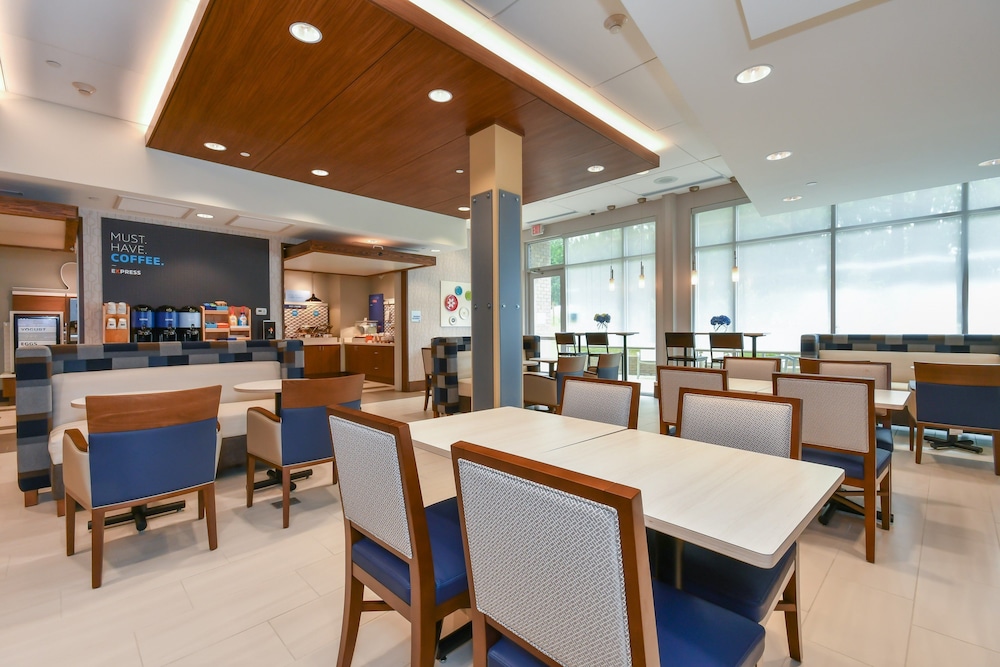 Holiday Inn Express & Suites Charlotte Ballantyne 33/46