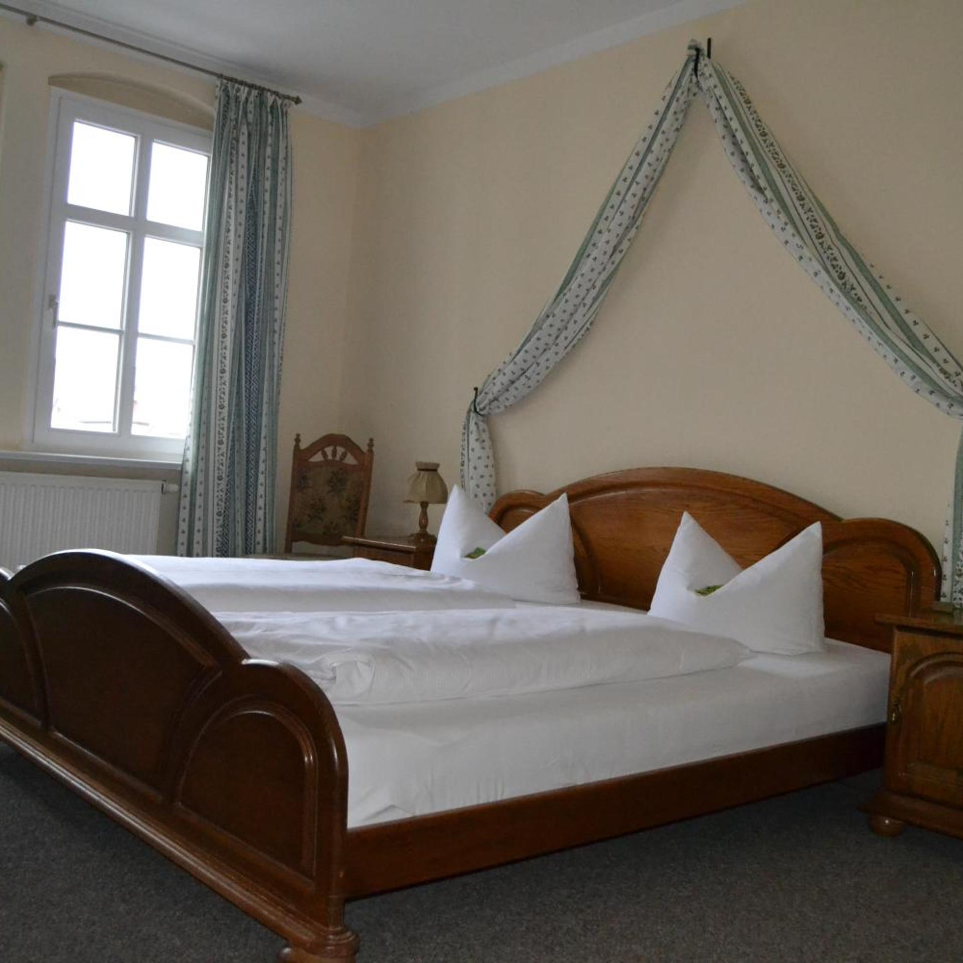 غرفة بسرير مزدوج