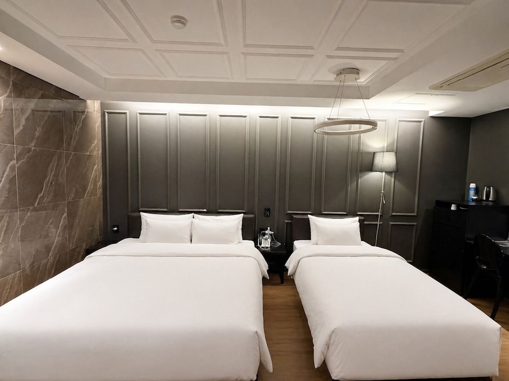 Hotel Wanted 22/70