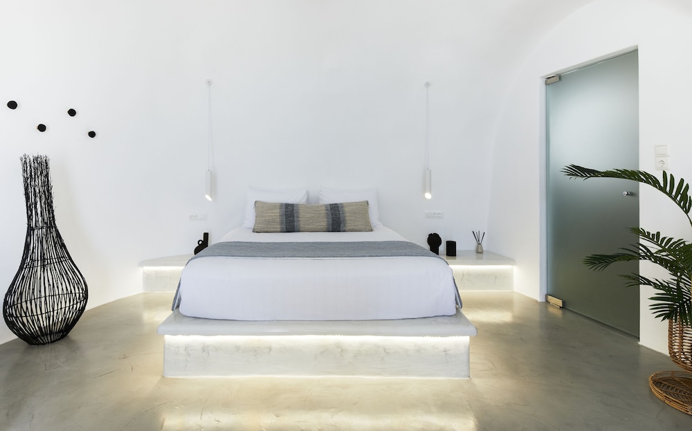 EXCLUSIVE, SUITE, PRIVATE HEATED POOL