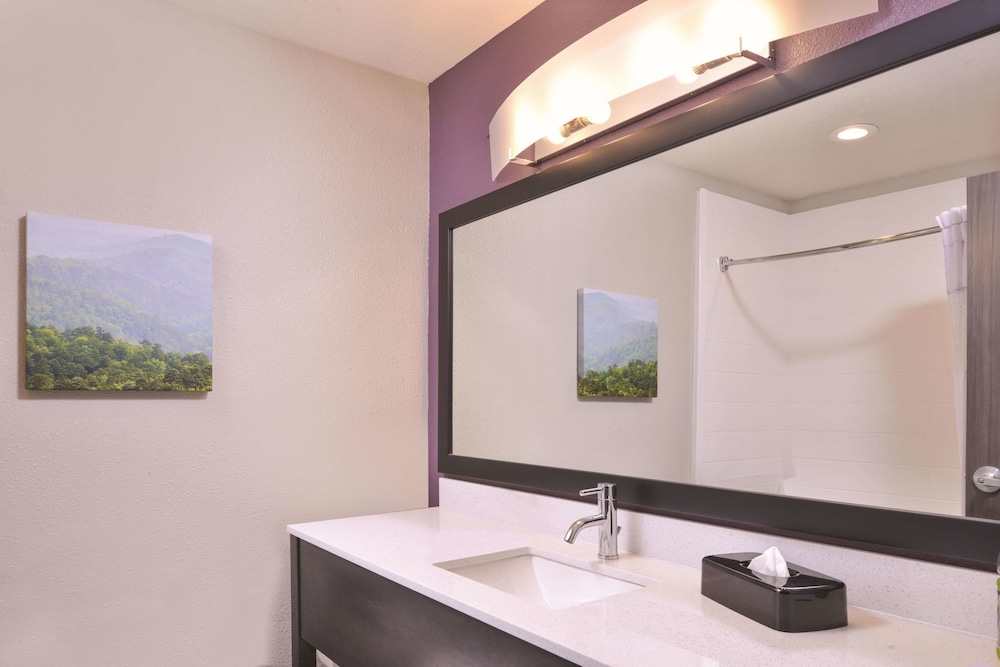 La Quinta Inn & Suites by Wyndham Fayetteville 22/59