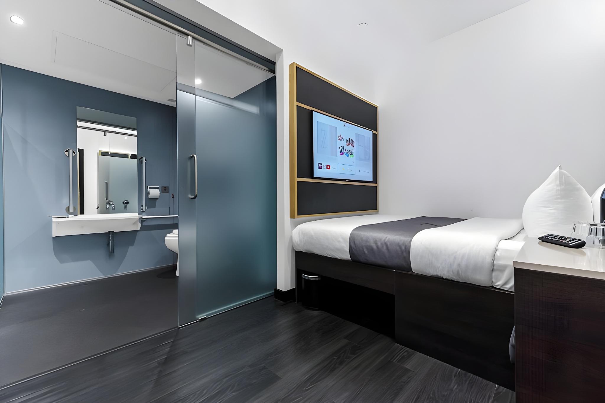 Room, King Bed, Queen Bed, No Window, Accessible