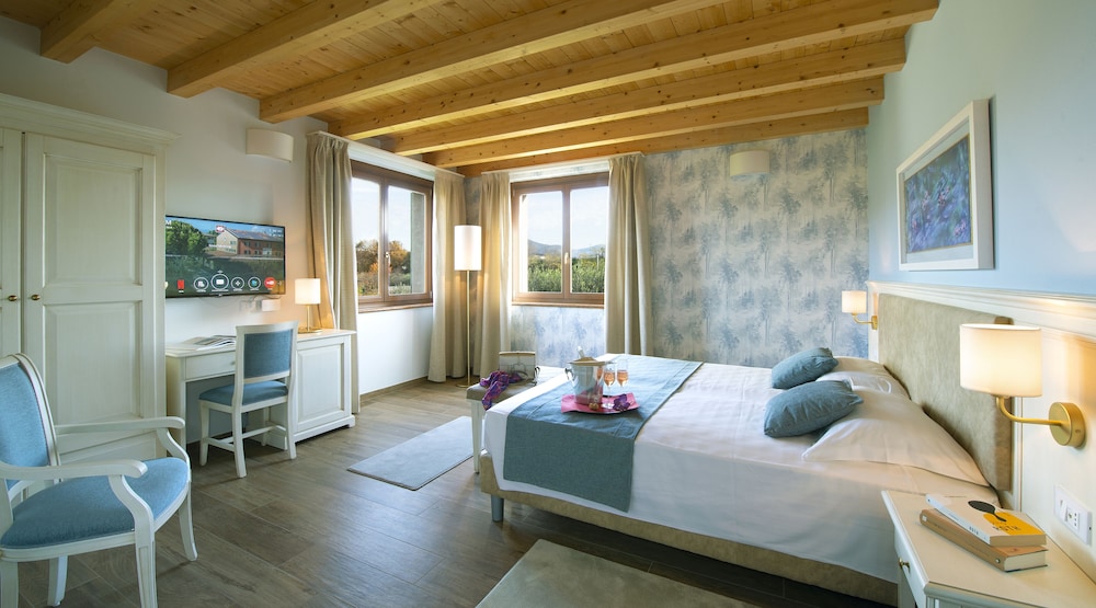 Panoramic, Suite, King Bed, Hill View, Sofa