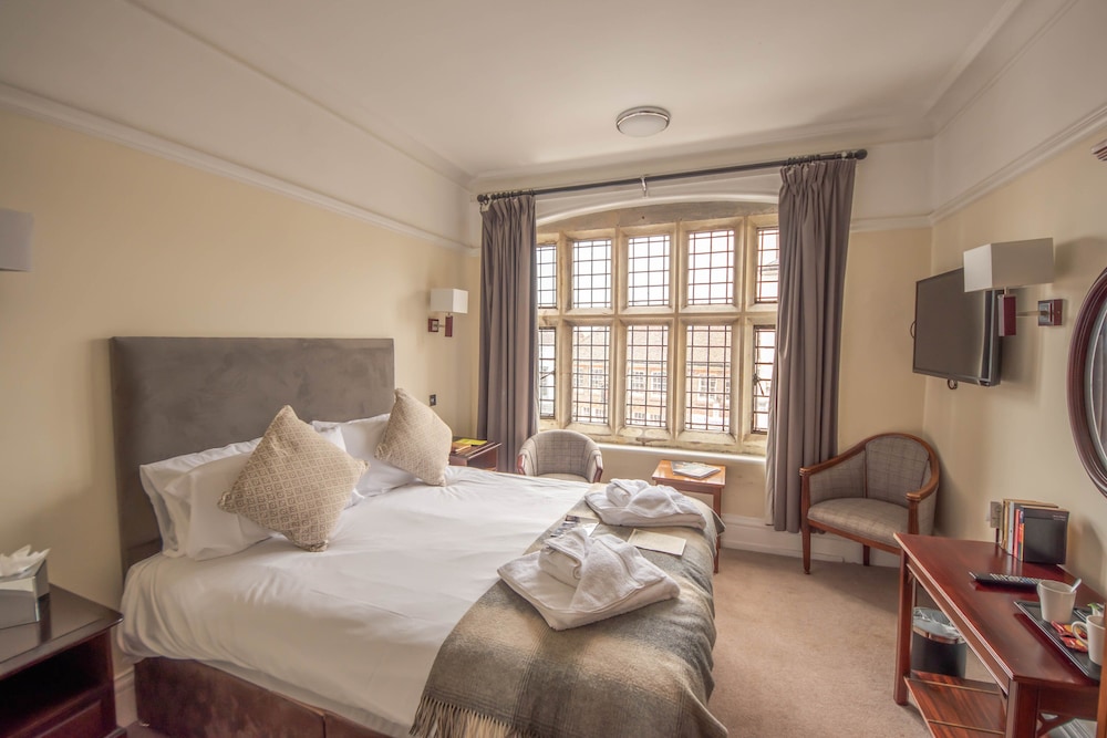 Norfolk Arms Hotel 41/55