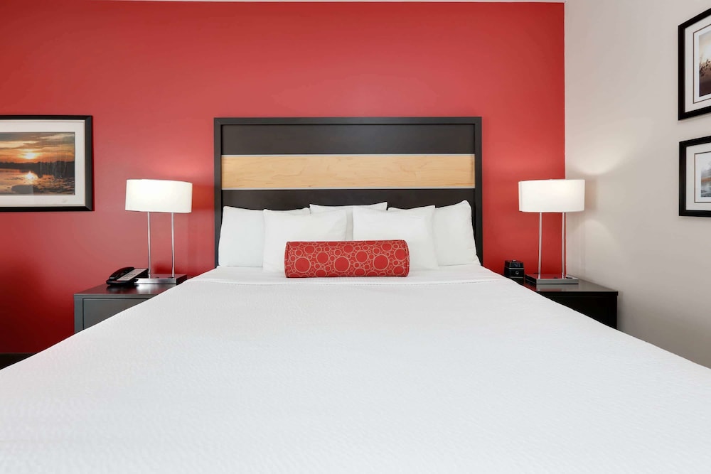 La Quinta Inn & Suites by Wyndham Starkville at MSU 16/53