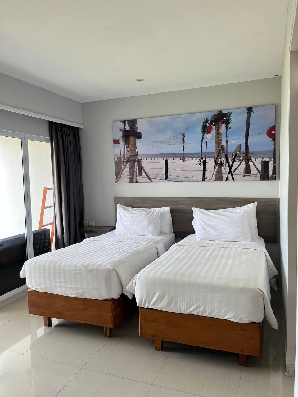 New Deluxe, Twin Beds