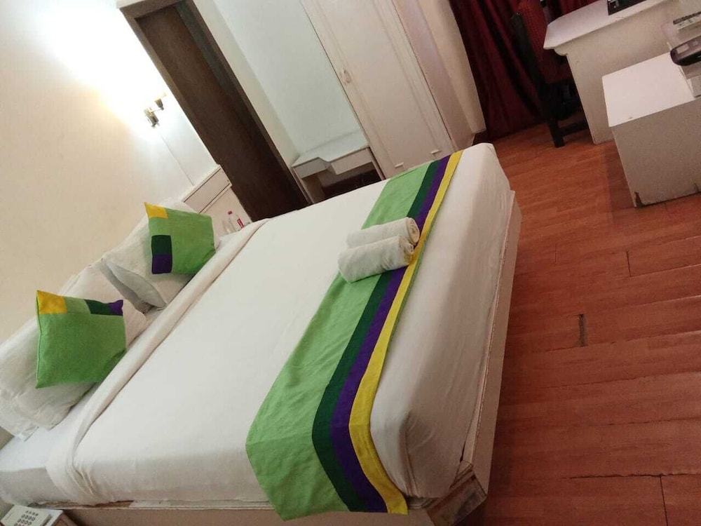 Hotel Crown Ahmedabad 22/43