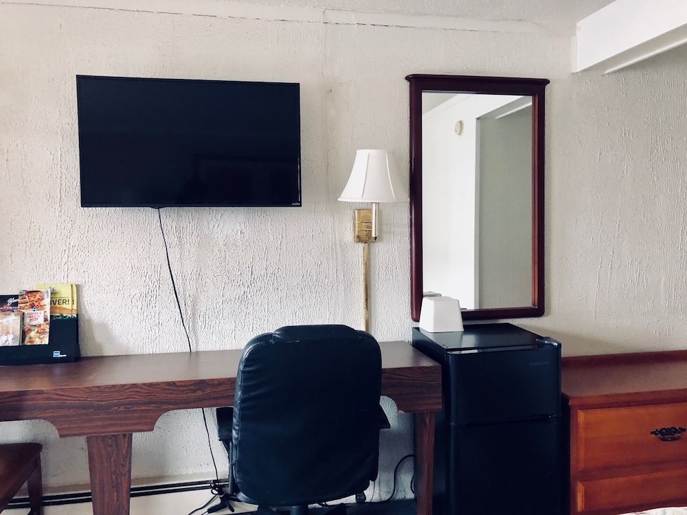 Economy Inn of Bloomington 23/28