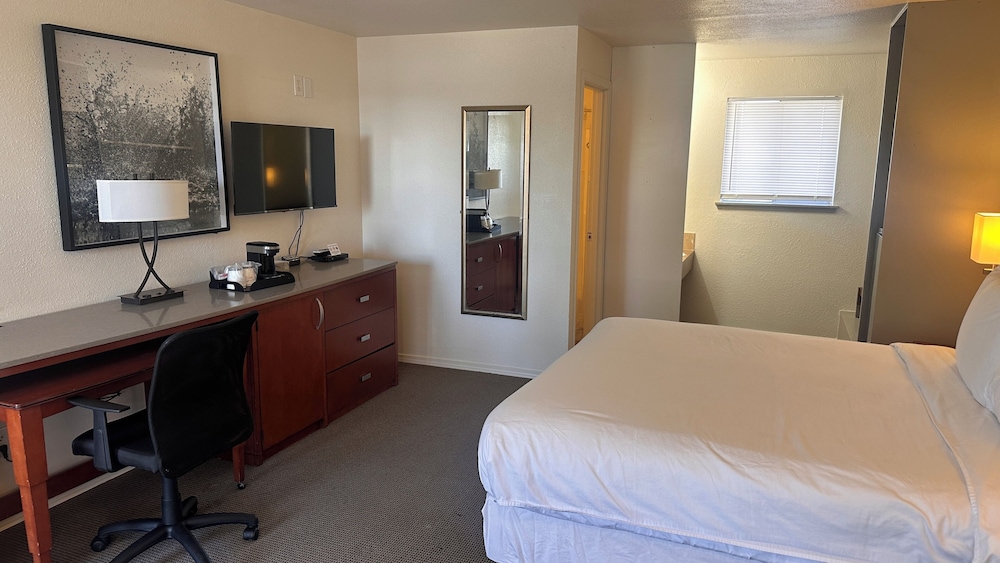 Lakeshore Inn 18/53