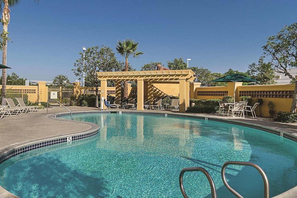 La Quinta Inn & Suites by Wyndham Ontario Airport 1/58