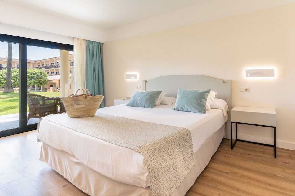 PREMIUM, DOUBLE BED, POOL VIEW, TERRACE