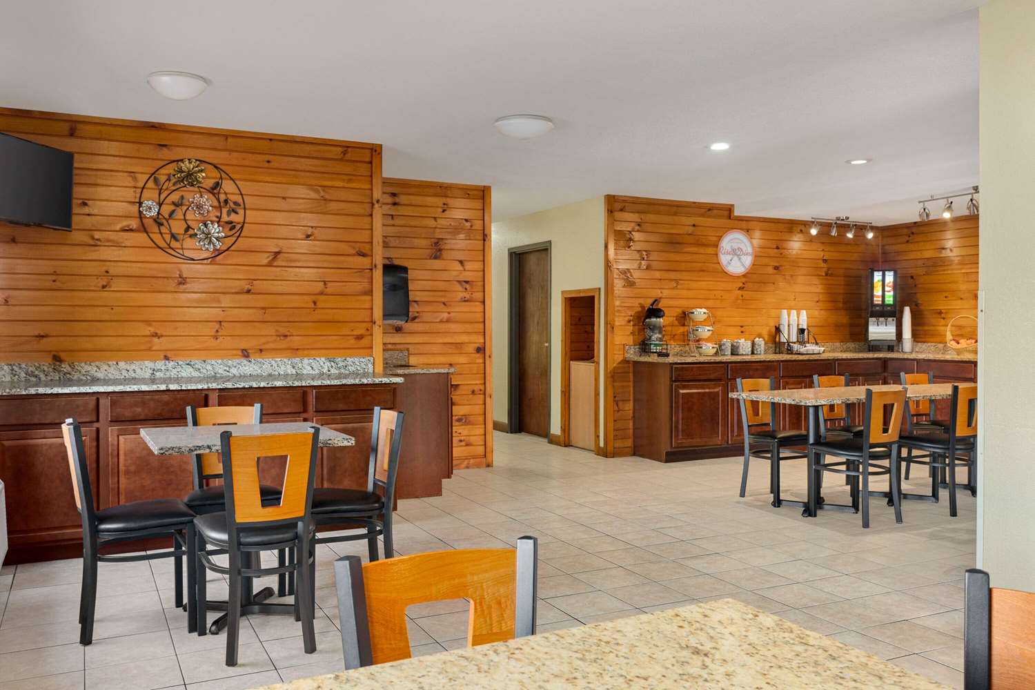 Howard Johnson By Wyndham Pigeon Forge 48/68