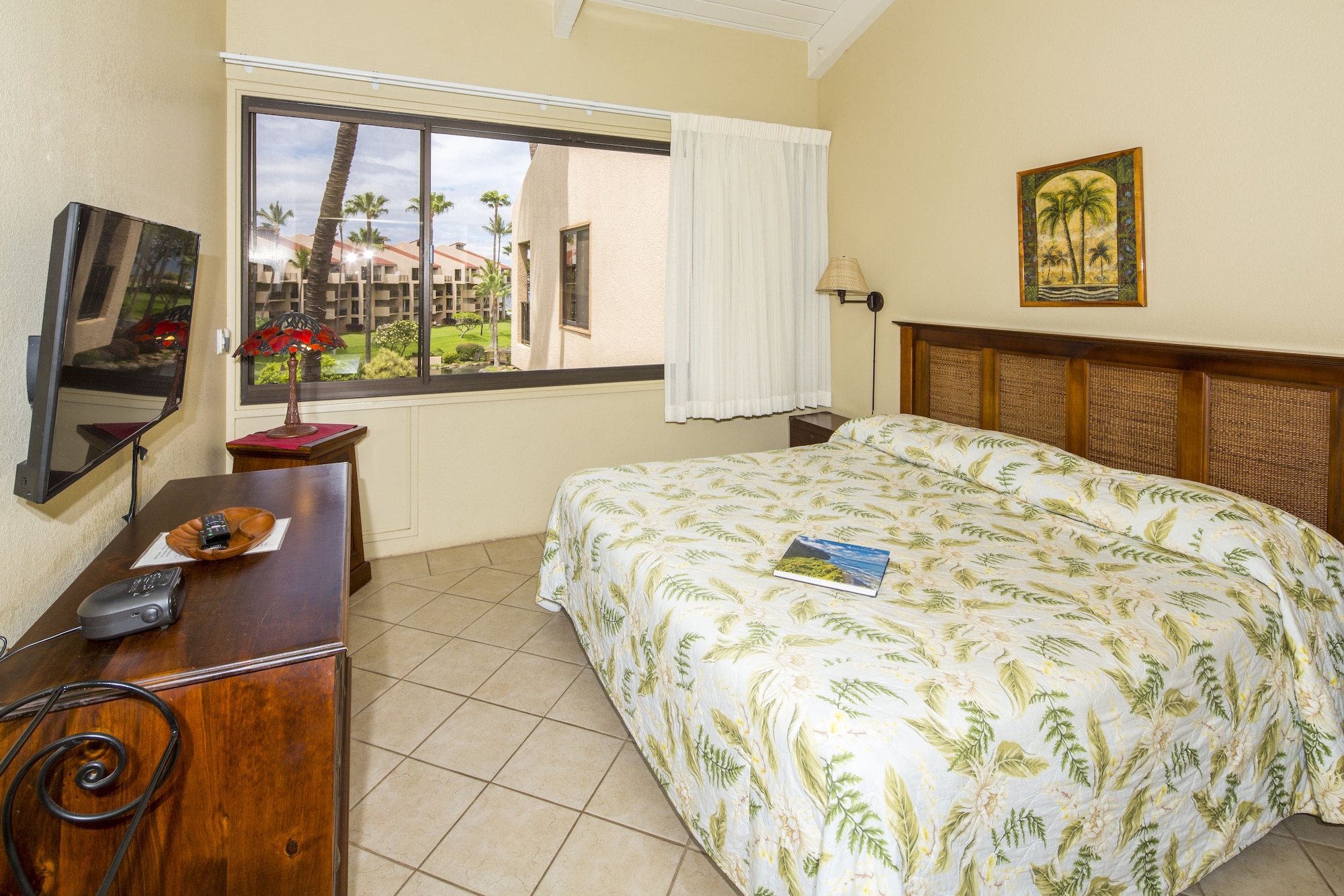 3 BEDROOMS, CONDO, DELUXE