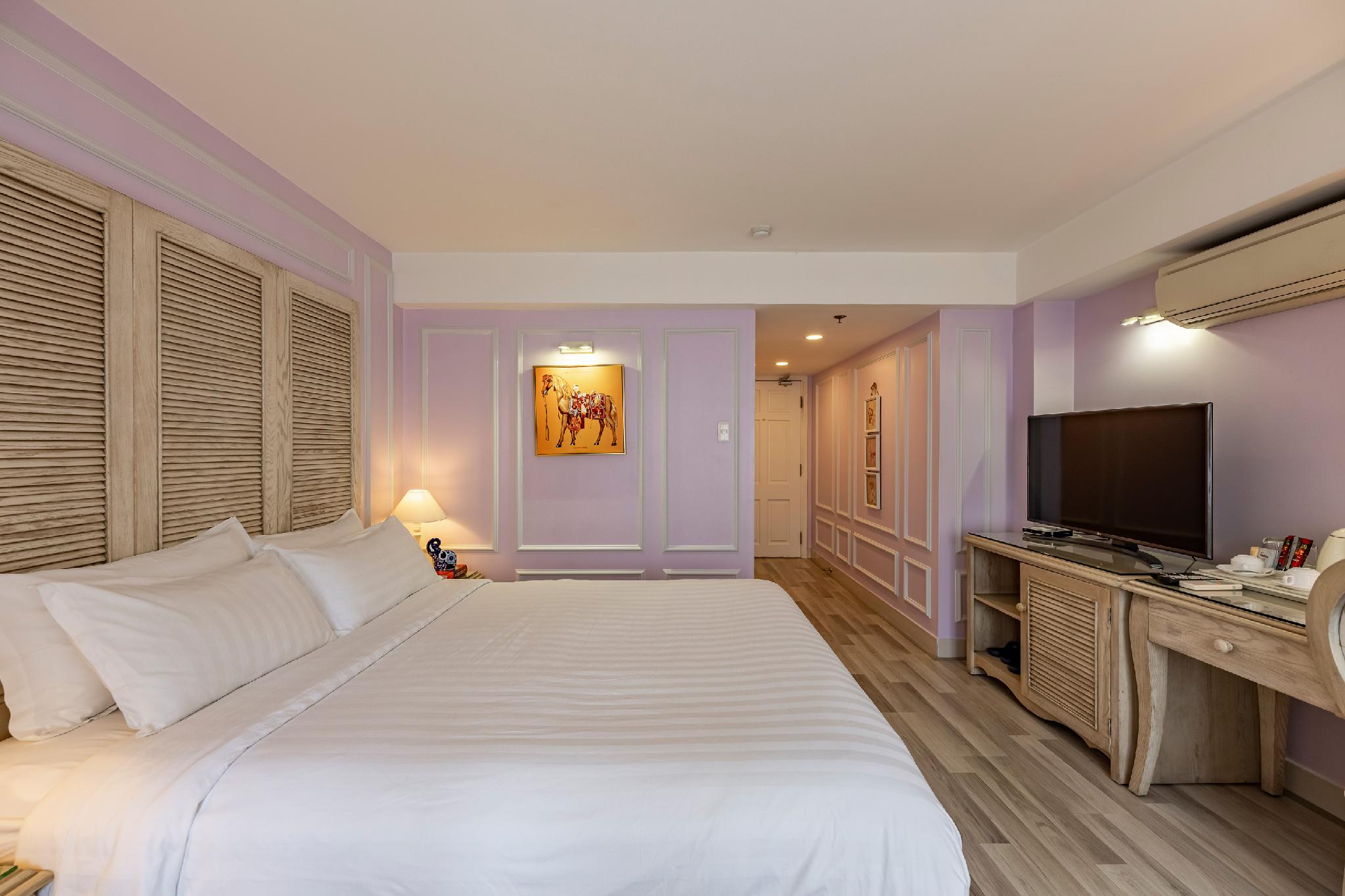 Senior, Superior, Queen Bed