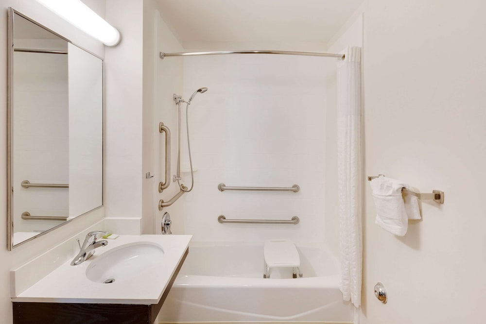 WoodSpring Suites Bakersfield East 13/24