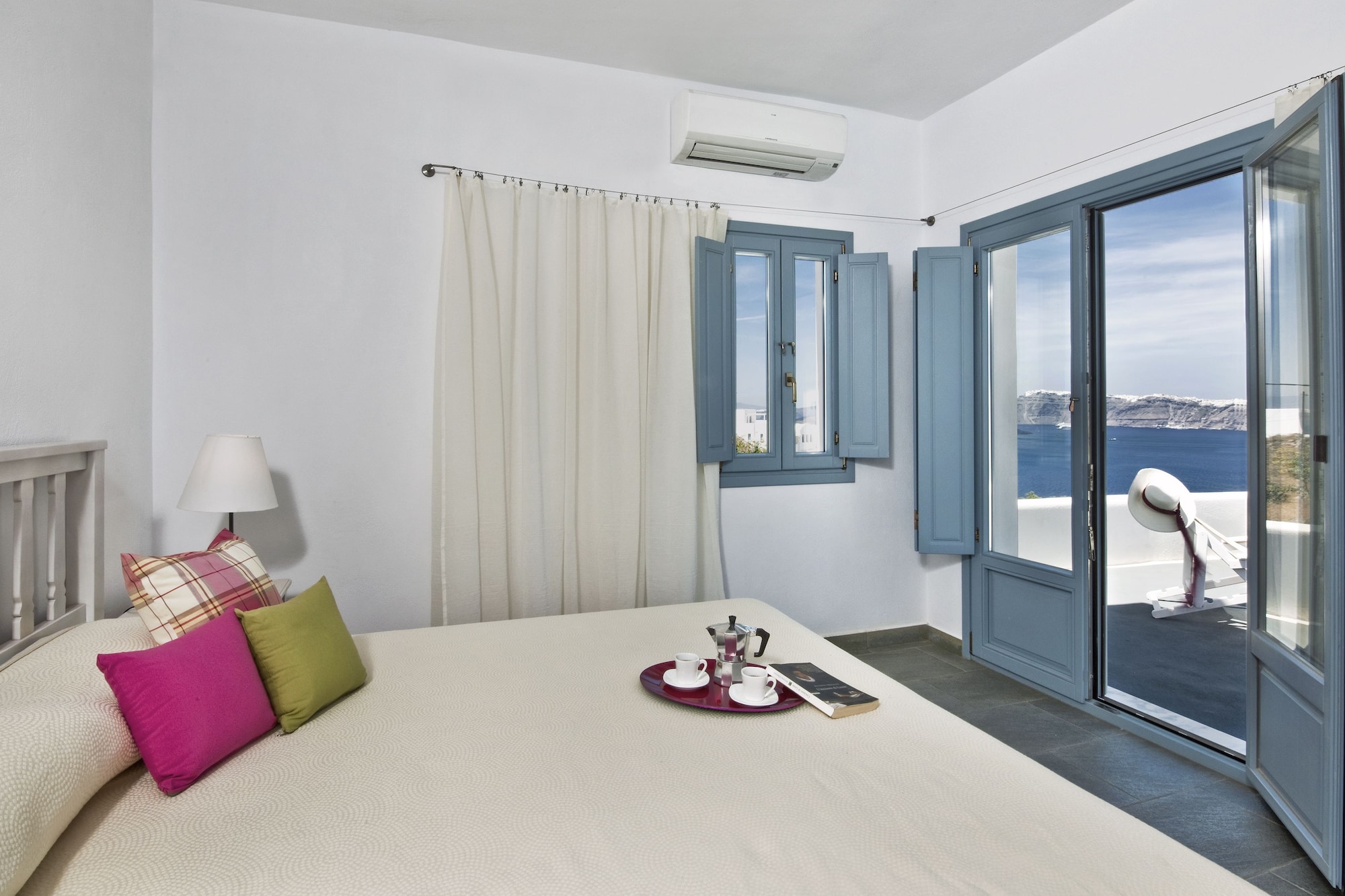 2 BEDROOMS, APARTMENT, QUEEN AND TWIN BEDS, PARTIAL CALDERA VIEW, PLUNGE POOL