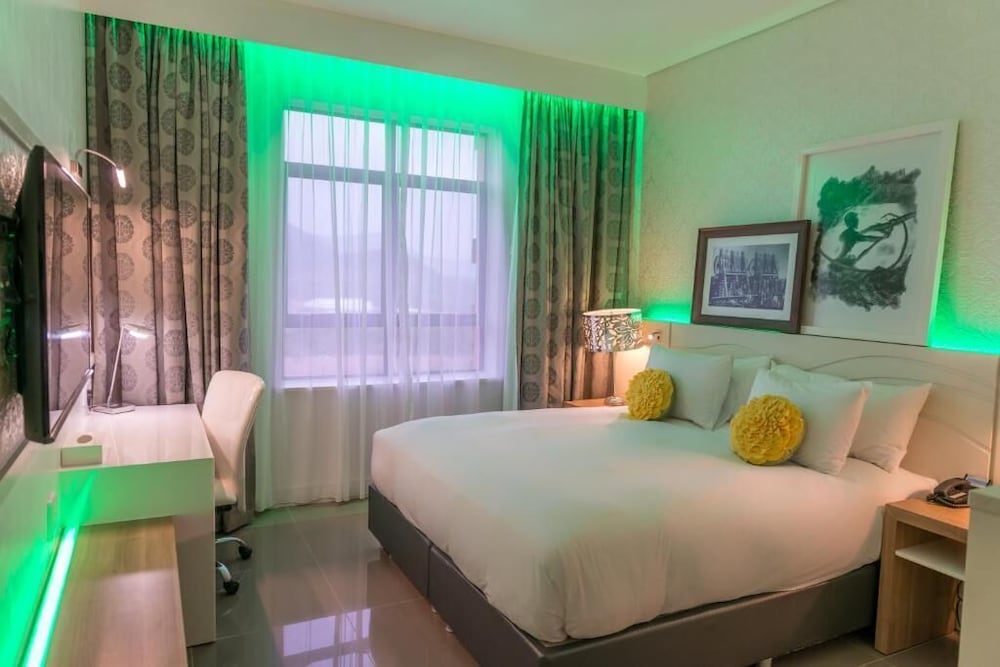 Universal, King Bed, Accessible