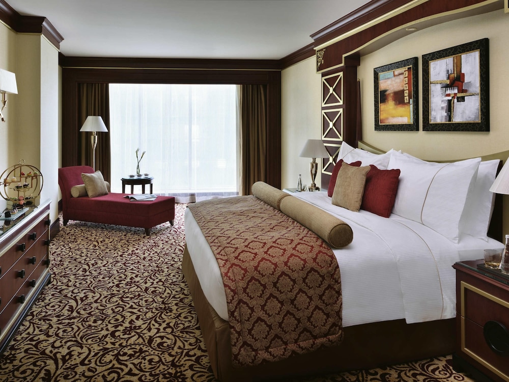 DIPLOMAT, SUITE, KING BED
