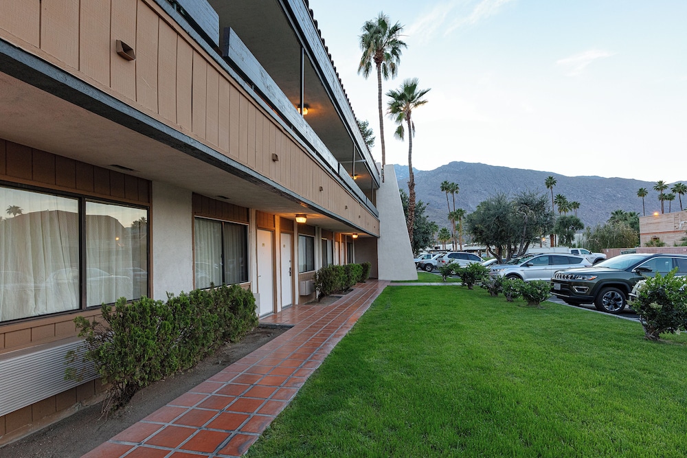 Travelodge By Wyndham Palm Springs 33/41