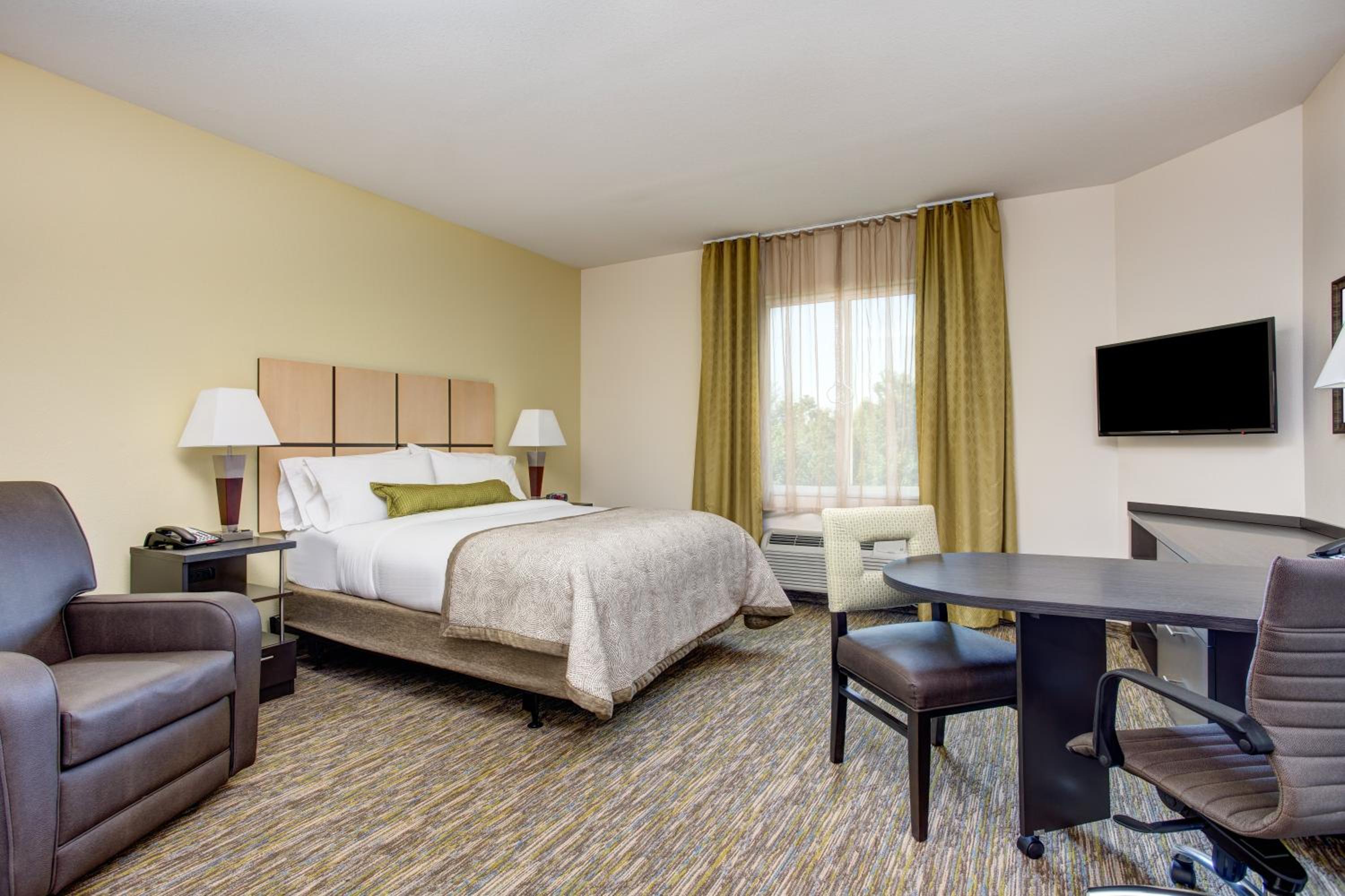 غرفة بسرير كوين لذوي الإعاقة، Candlewood Suites Cut Off 4/4