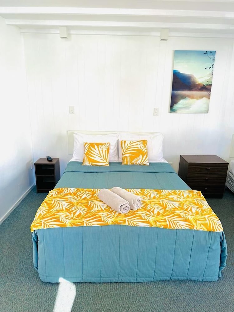 1 BEDROOM, SUITE, KITCHENETTE