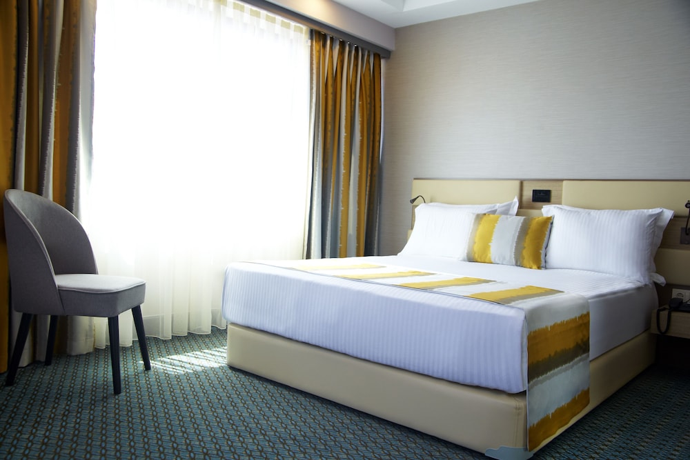 SUITE, QUEEN BED