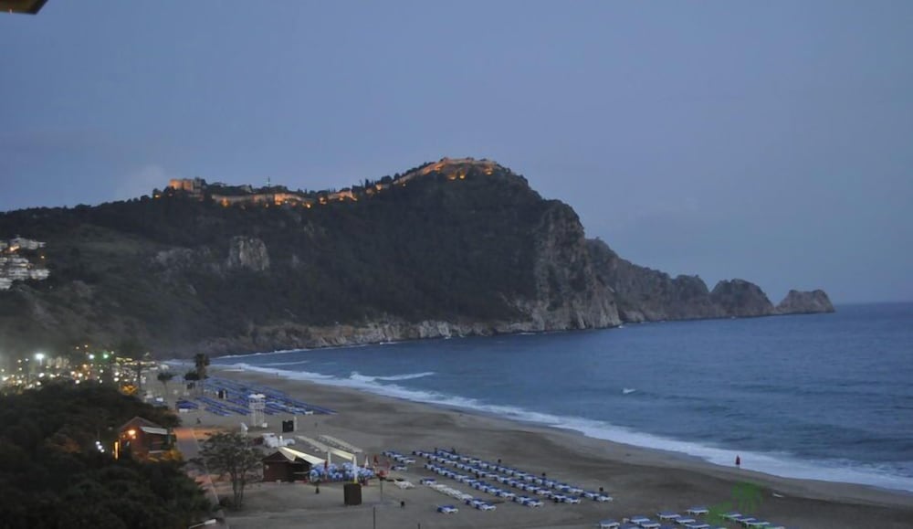 Azak Beach Hotel 40/50