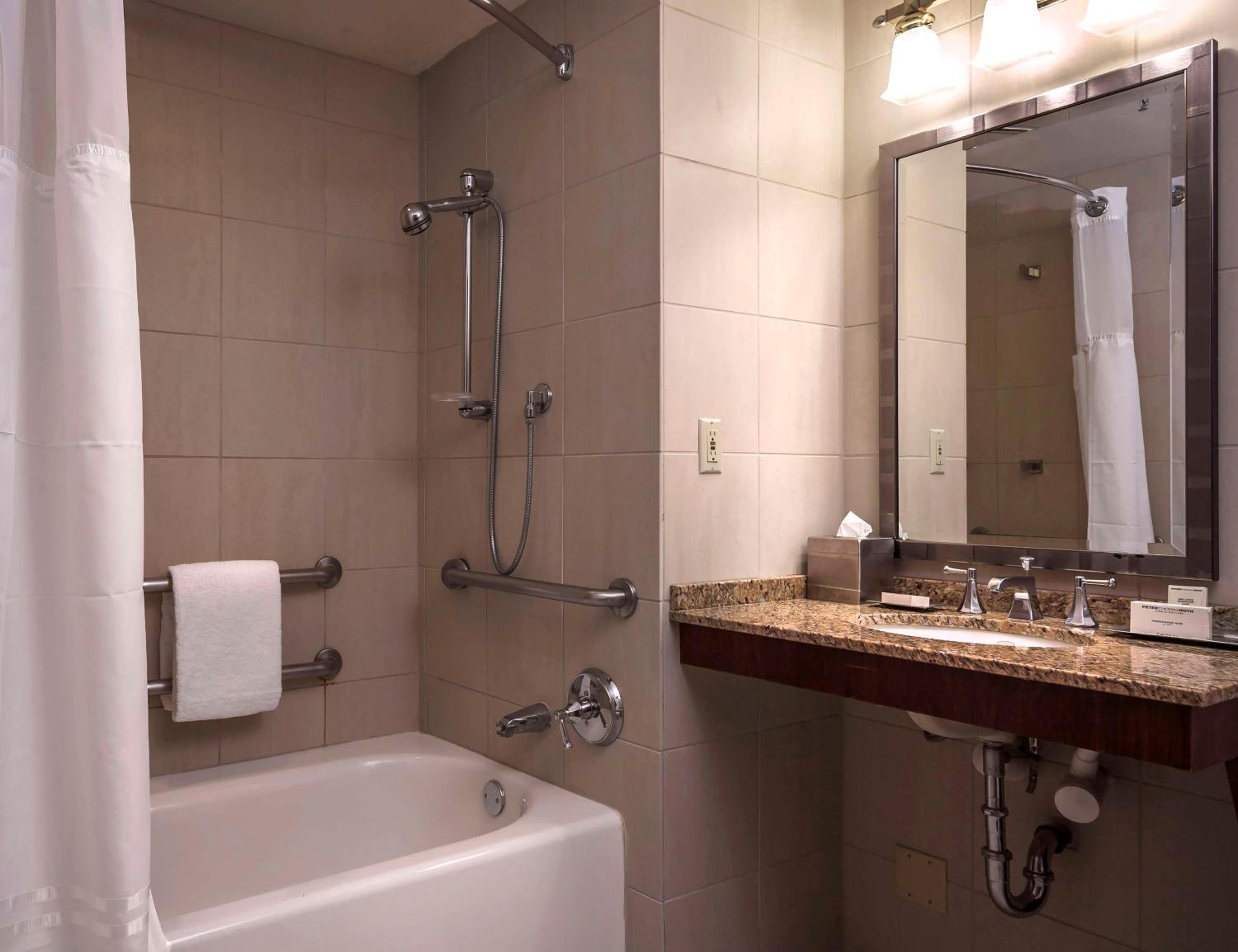 Atrium, 2 Queen Beds, Bathtub, Accessible