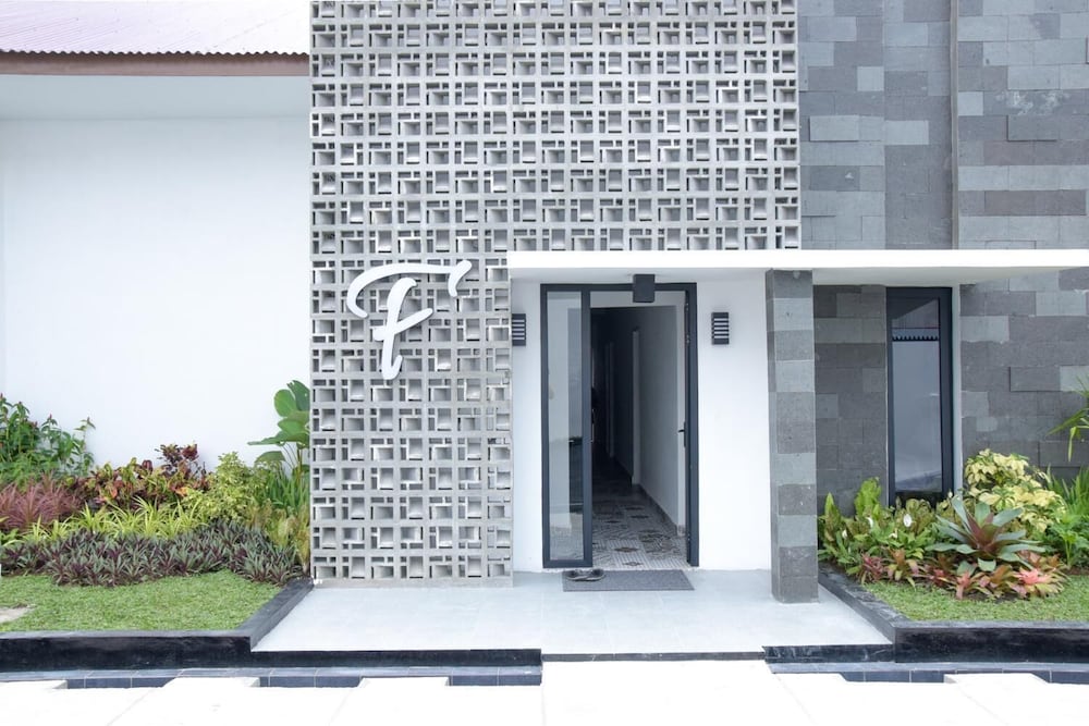 RedDoorz Plus near UNIMED Medan 1/22