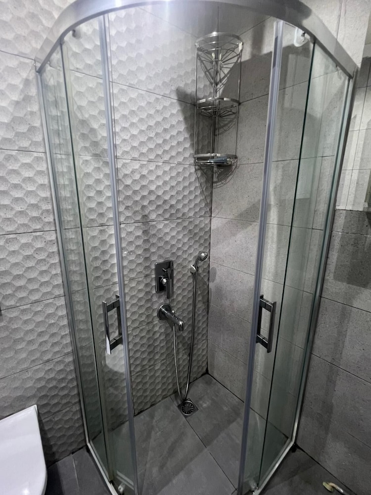 Middle Village Suite Hotel 37/39