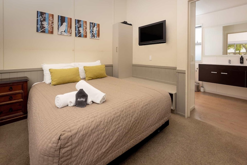 1 BEDROOM, MOTEL