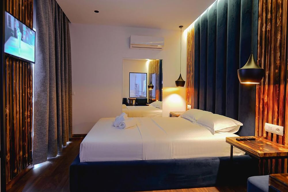 Deluxe, King Bed 2/3