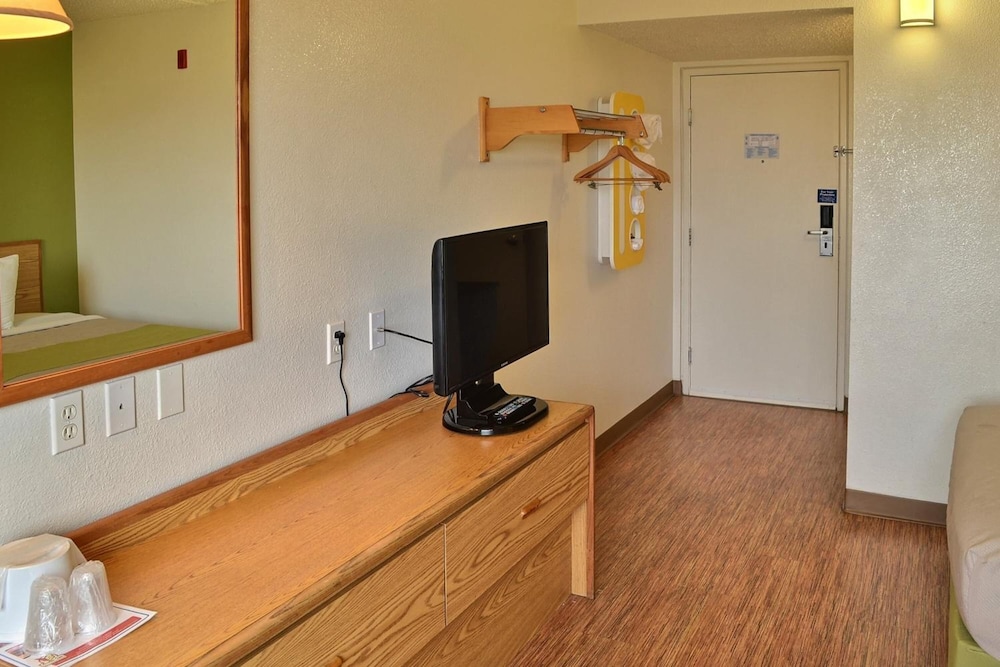 Motel6 Billings, MT - North 8/50