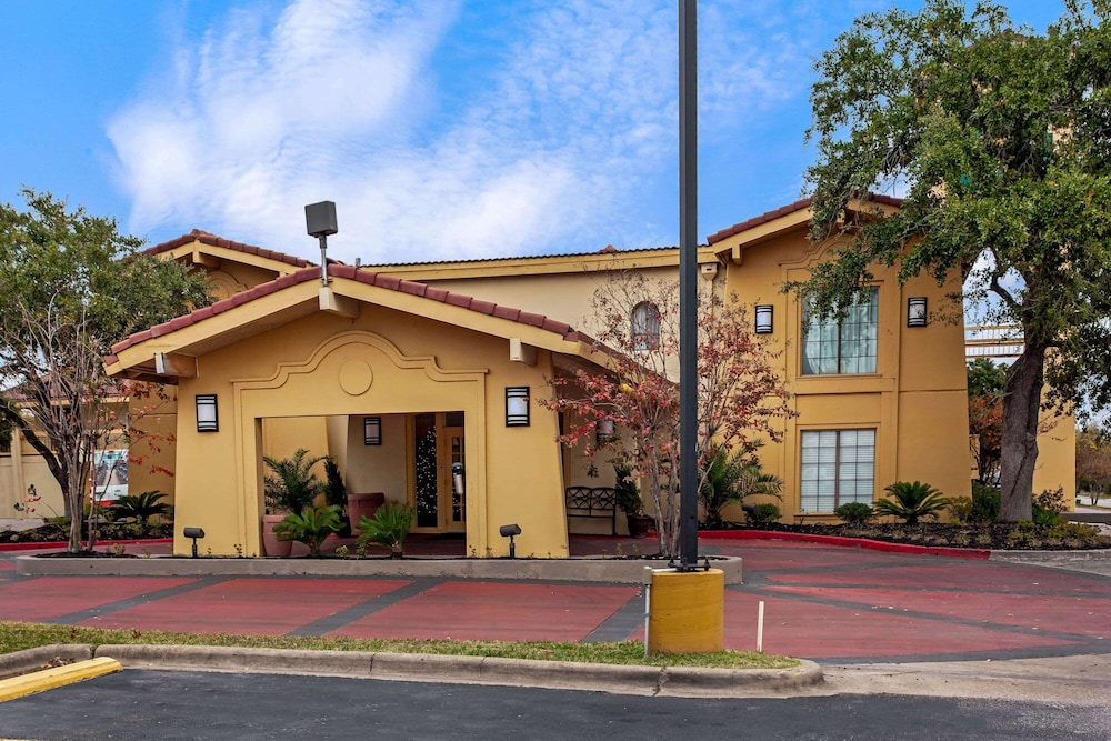 Rodeway Inn College Station, TX 32/37
