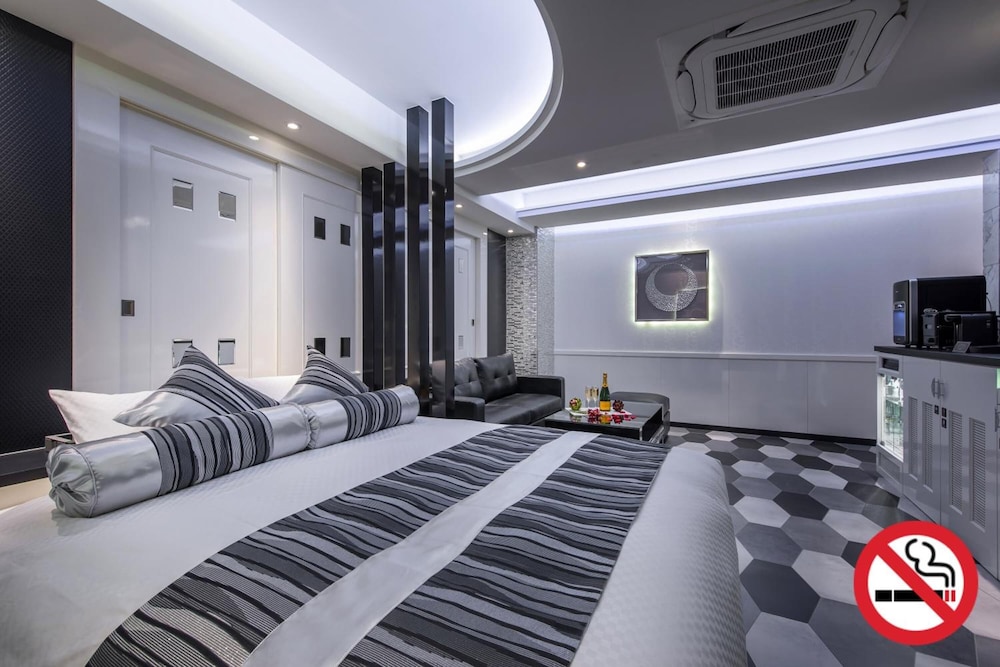 Hotel Dior 7 38/67
