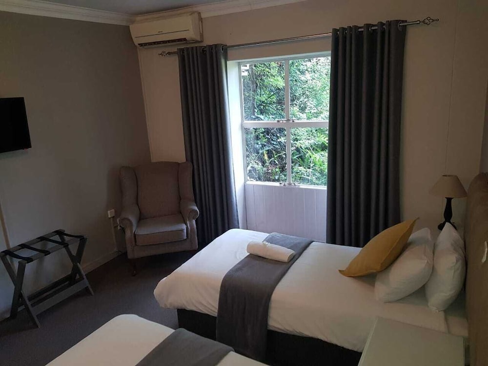 Outlook Lodge OR Tambo 9/35