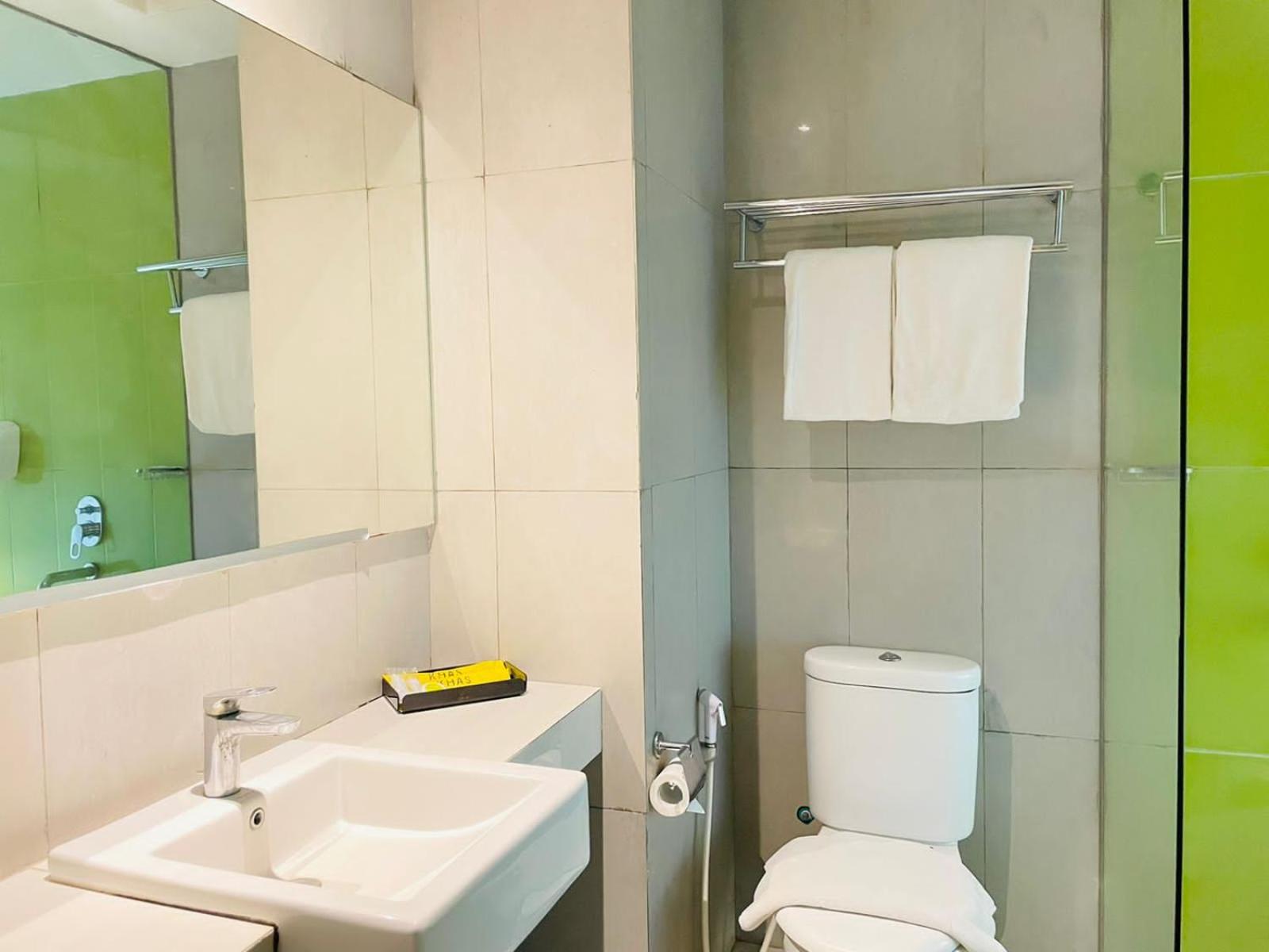غرفة ديلوكس بسرير مزدوج أو سريرين منفصلين، KHAS Surabaya Hotel 3/3