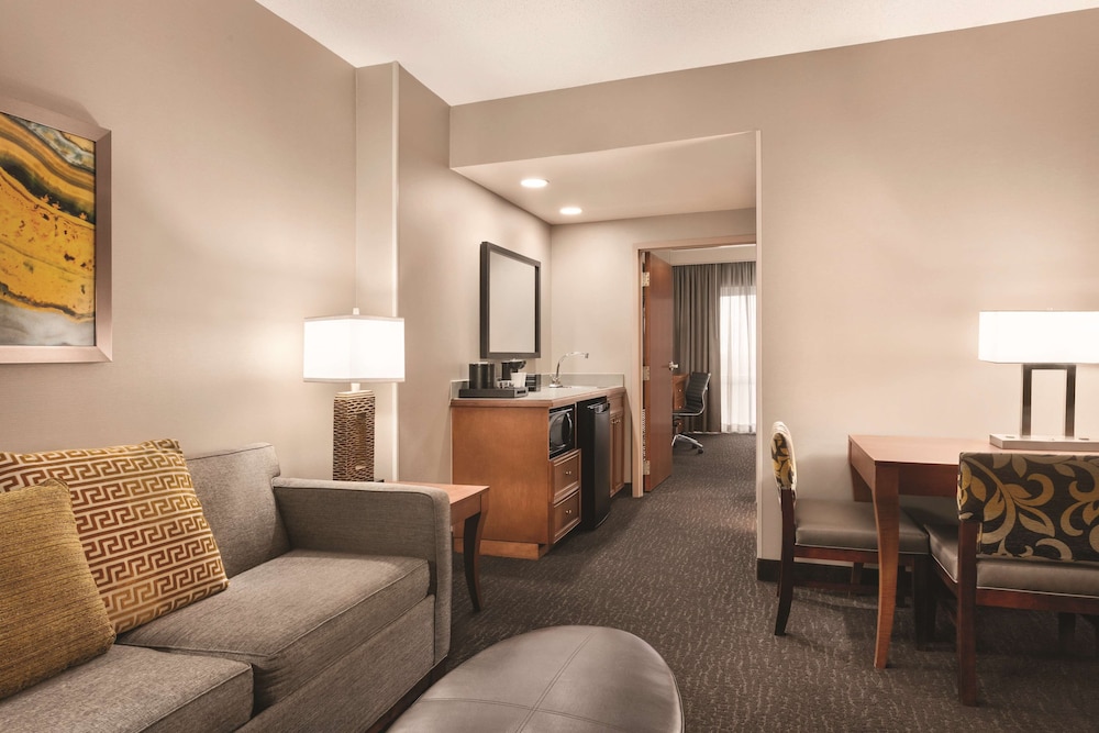 Embassy Suites by Hilton Franklin Cool Springs 36/75