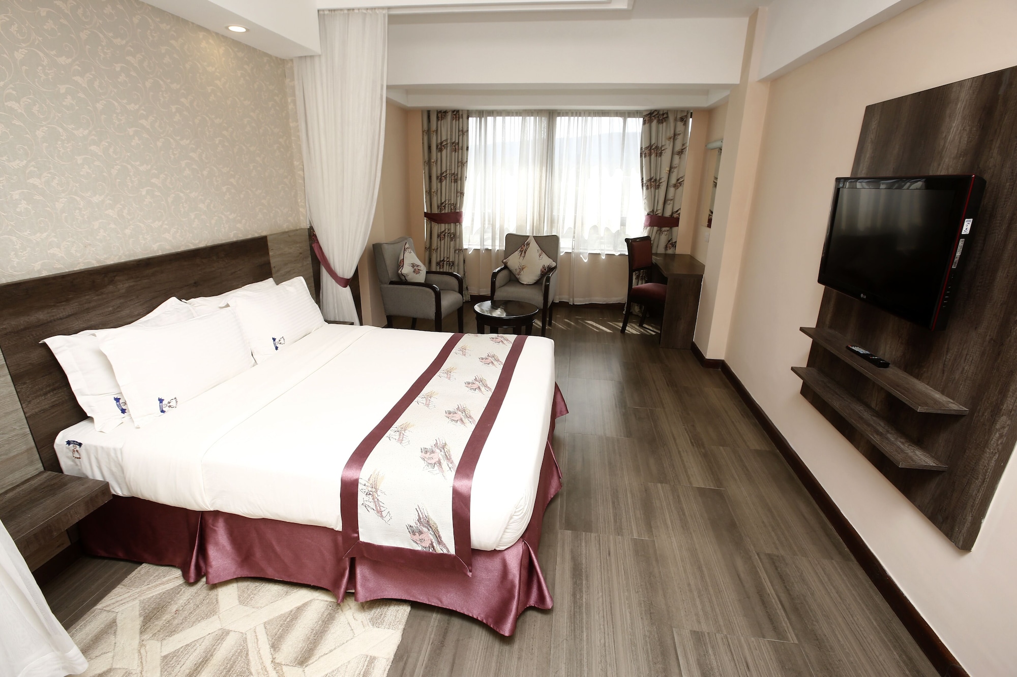 SUPERIOR, QUEEN BED