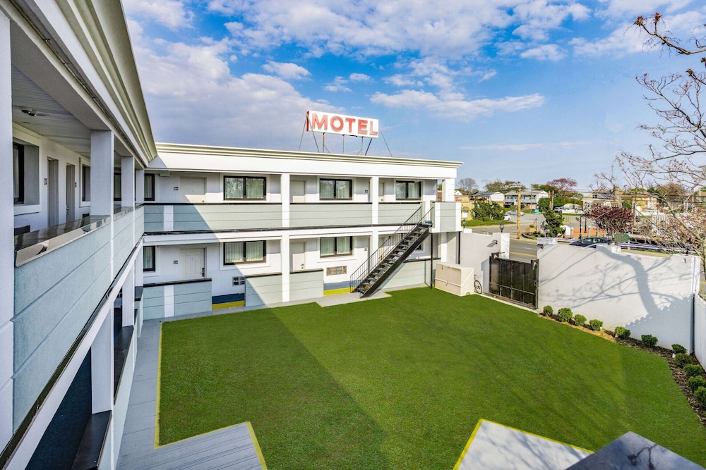 Super 8 by Wyndham Lindenhurst 19/22