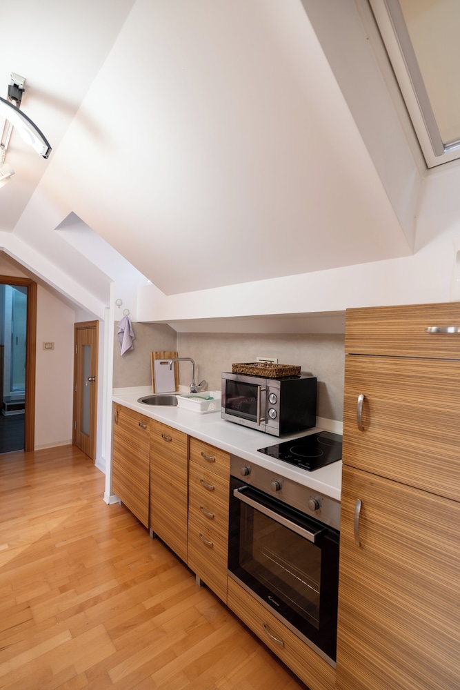 Privilege Suites By Central Park 8/69